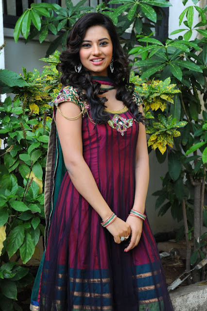 Telugu Actress Isha chawla Latest Pics 12
